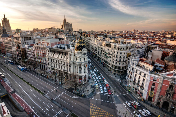 Madrid 'in merkezinde güzel bir gün batımı olan Metropolis Binası manzarası - Fotoğraf, Görsel