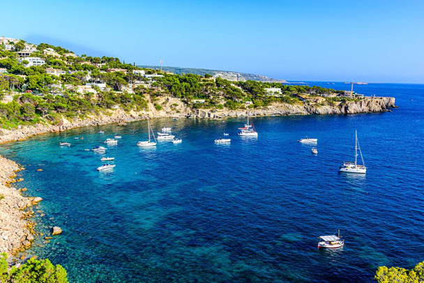 Santa Ponsa, Majorka, Hiszpania. Widok na morze z łodzi, żaglówki, góry, błękitne niebo - Zdjęcie, obraz