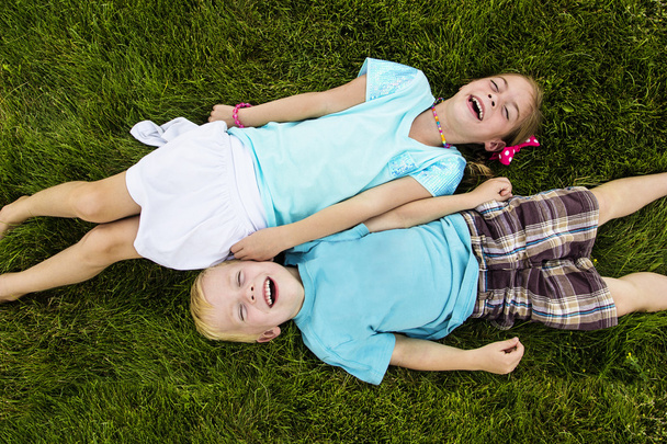 Dos niños riendo y divirtiéndose al aire libre
 - Foto, imagen