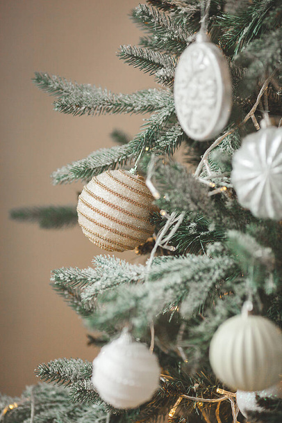 Albero di Natale sfondo. Primo piano ancora di speroni con decorazioni fatte a mano. Anno nuovo interno - Foto, immagini