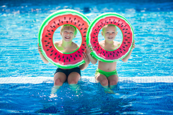 bambini che si divertono in piscina - Foto, immagini