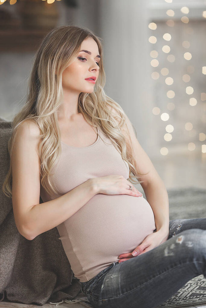 Hermosa joven embarazada en el fondo de Navidad - Foto, imagen
