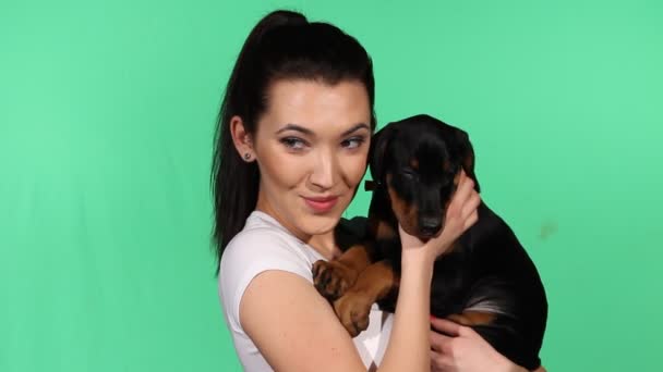 Brunette girl with her doberman puppy - Πλάνα, βίντεο