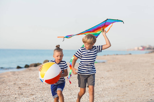 Kids having fun on the beach near the sea - Foto, afbeelding