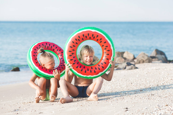 δύο παιδιά διασκεδάζουν στην παραλία - Φωτογραφία, εικόνα