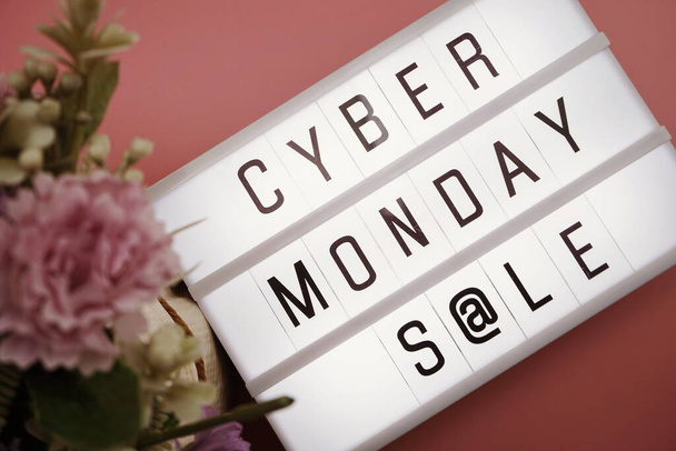 Siber Pazartesi kelimesi pembe arka planda ışık kutusu üst görüntüsünde satılıyor - Fotoğraf, Görsel