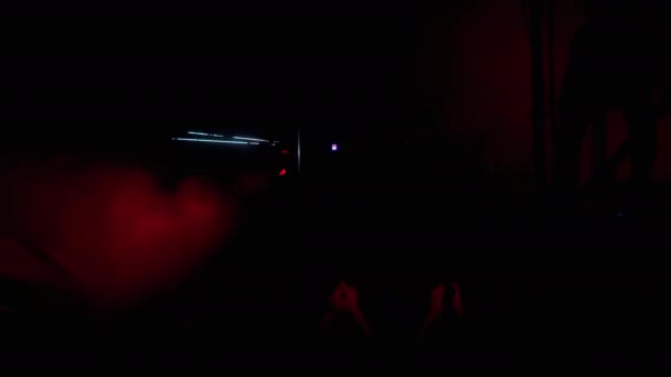 Πλήθος χορεύει κάτω από πολύχρωμα φώτα σε νυχτερινό κέντρο διασκέδασης - Πλάνα, βίντεο
