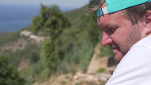 Крупним планом втомлений турист на вершині гори
 - Кадри, відео