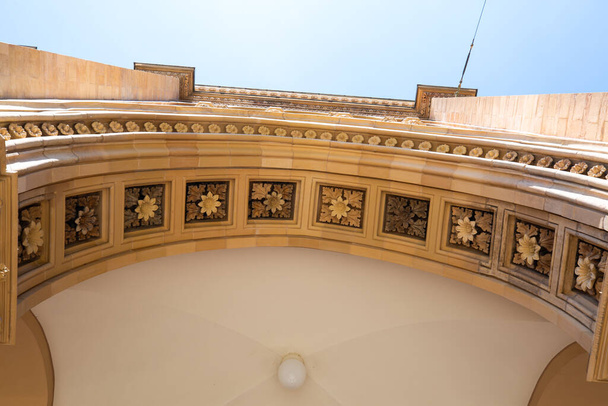 Archway για το ιστορικό κτίριο της κυβέρνησης της Άνω Βαυαρίας, στολίδια, close-up - Φωτογραφία, εικόνα