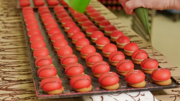 material de primer plano del personal de la pastelería haciendo dulces en el transportador - Metraje, vídeo