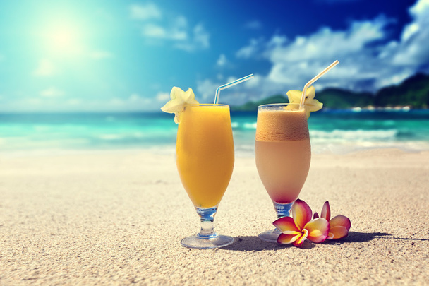fresh fruit juices on a tropical beach - Fotoğraf, Görsel