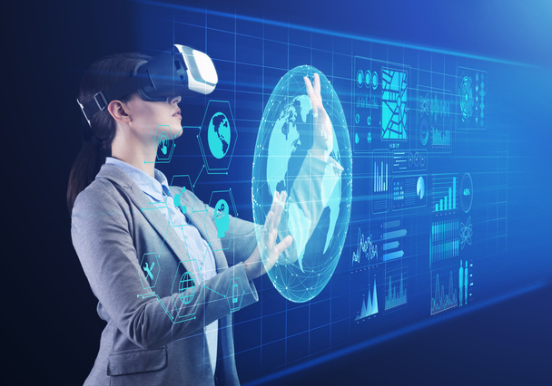 Toekomstige technologieën voor het bedrijfsleven. Jonge zakenvrouw dragen VR-headset aanraken van virtuele scherm - Foto, afbeelding