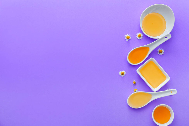 Auswahl an schmackhaftem Honig auf farbigem Hintergrund - Foto, Bild