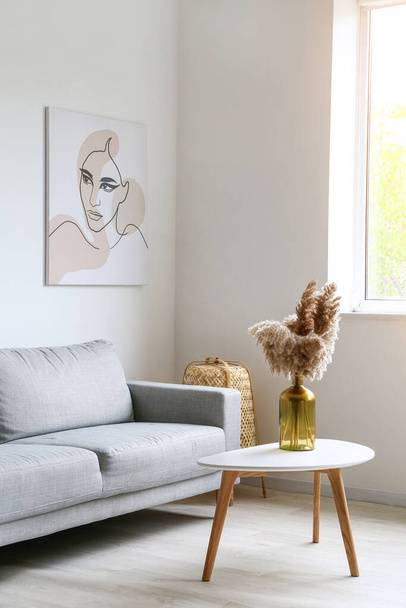 Elegante interno del soggiorno con tavolo e divano - Foto, immagini