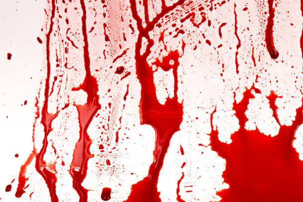 Кровавые брызги и капли на белом фоне. Капание и последующая красная кровь (краска) - Фото, изображение
