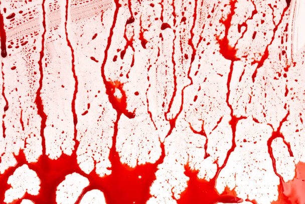 Криваві бризки і краплі на білому тлі. Падіння і наступна червона кров (фарба
) - Фото, зображення