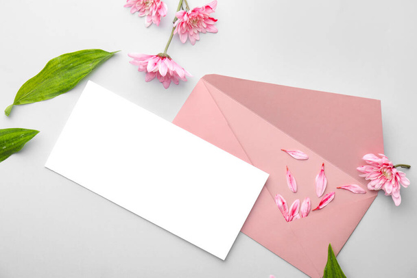 Composição com cartão em branco e envelope sobre fundo claro - Foto, Imagem