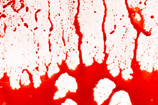 Beyaz arka planda kanlı sıçramalar ve damlalar. Damlayan ve takip eden kırmızı kan (boya) - Fotoğraf, Görsel
