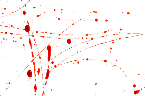Blutige Spritzer und Tropfen auf weißem Hintergrund. Tropfendes und folgendes rotes Blut (Farbe) - Foto, Bild
