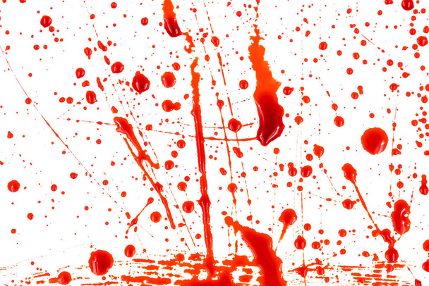 Des éclaboussures sanglantes et des gouttes sur fond blanc. goutte à goutte et suivre le sang rouge (peinture) - Photo, image