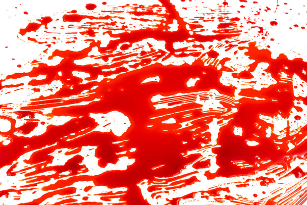 Salpicaduras sangrientas y gotas sobre un fondo blanco. Goteo y siguiente sangre roja (pintura) - Foto, imagen
