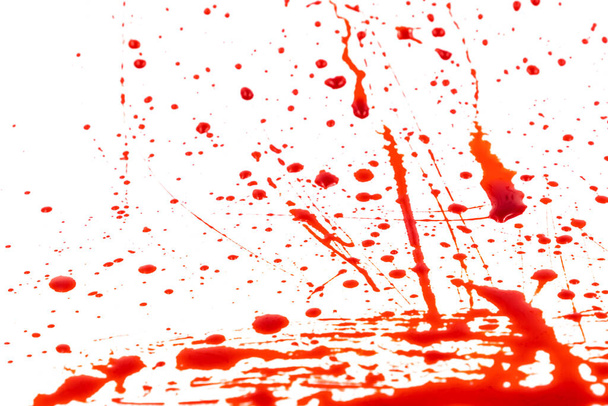 Krwawe plamy i krople na białym tle. Kapanie i po czerwonej krwi (farba) - Zdjęcie, obraz