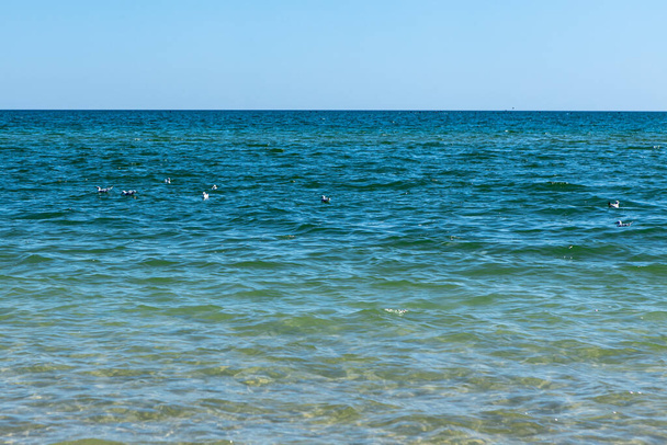 Belle mer bleu clair. Fond et texture transparents de l'eau. Vacances d'été en famille - Photo, image
