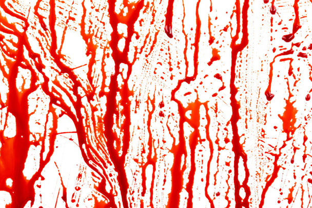 Tropfendes Blut isoliert auf weißem Hintergrund. Fließende rote Blutspritzer, Tropfen und Spuren - Foto, Bild