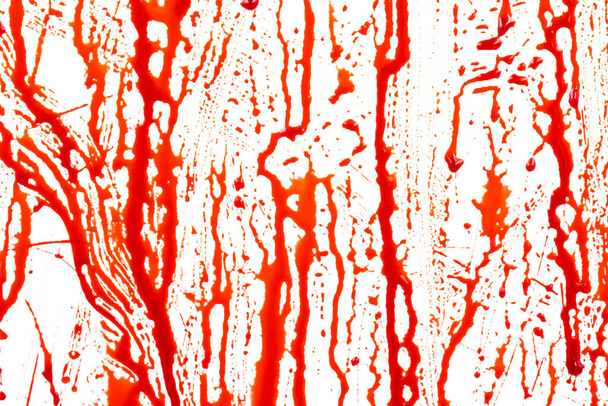 Kapající krev izolovaná na bílém pozadí. Proudící červené krevní stříkance, kapky a stezka - Fotografie, Obrázek