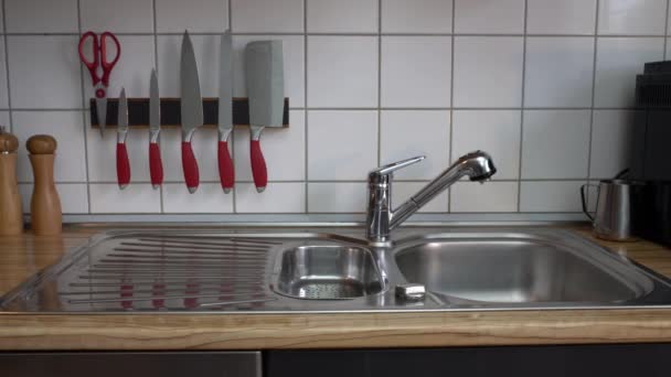 台所用品にカメラの滑らかな動き。タイル張りの壁に赤いナイフ. - 映像、動画