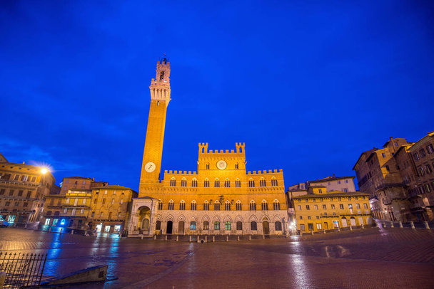 Piazza del Campo v Sieně, Itálie za soumraku - Fotografie, Obrázek