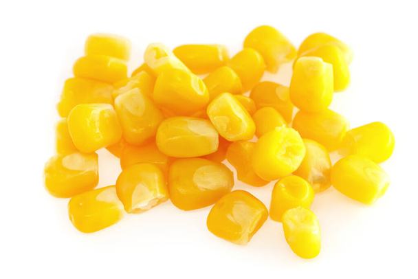 Keltainen luonnollinen maissi siemenet eristetty valkoisella pohjalla. makrotalous - Valokuva, kuva