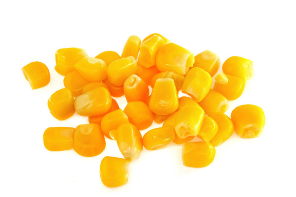 Gelbe, natürliche Maiskörner isoliert auf weißem Hintergrund. Makro - Foto, Bild