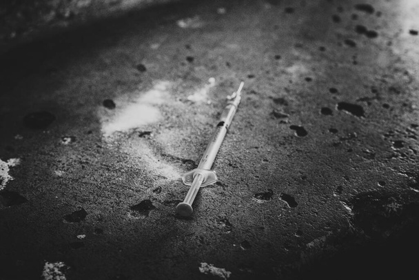 Jeringa de heroína sobre hormigón duro, fondo sucio - Foto, Imagen