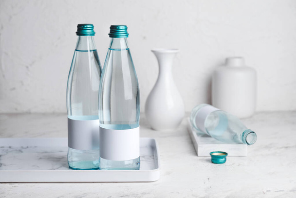 Μπουκάλι καθαρό νερό στο τραπέζι - Φωτογραφία, εικόνα