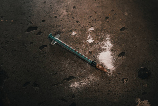 Seringa de heroína em concreto áspero, fundo sujo - Foto, Imagem