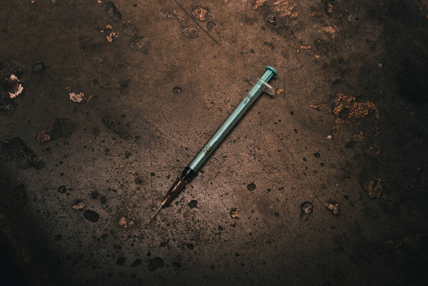 Heroin injekční stříkačka na hrubém betonu, špinavé pozadí - Fotografie, Obrázek