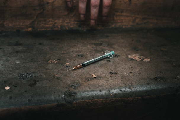 Jeringa de heroína sobre hormigón duro, fondo sucio - Foto, imagen