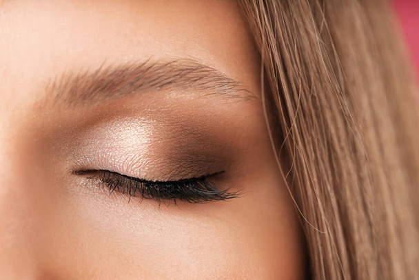 Young woman with beautiful eyeshadows, closeup - Foto, Imagem