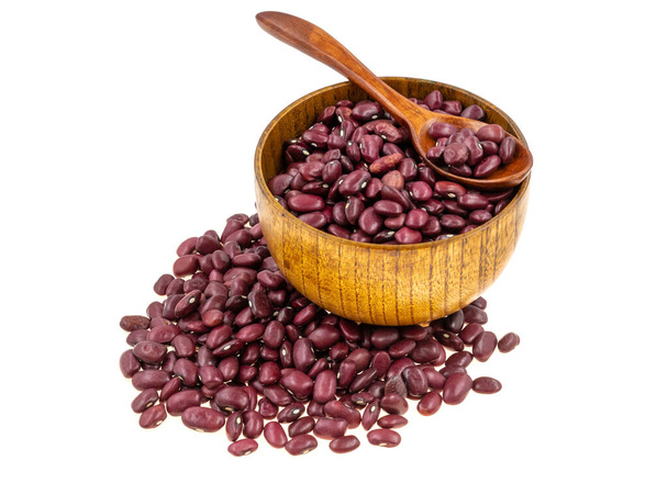 Červené fazole v dřevěných miskách s lžíce izolované na bílém pozadí - Fotografie, Obrázek
