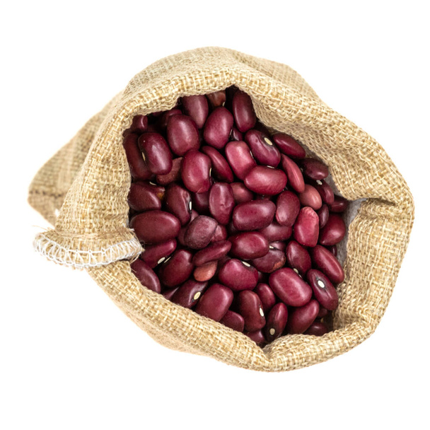 Červené fazole v pytlích (juta) izolované na bílém pozadí - Fotografie, Obrázek