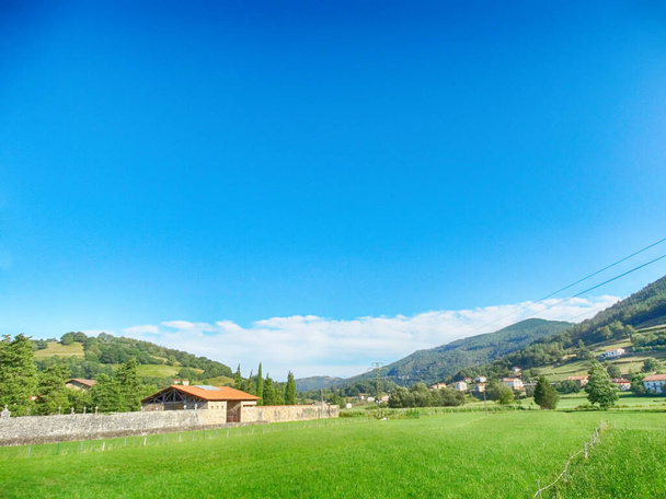 Paesaggio basco con fattoria e cielo blu - Foto, immagini