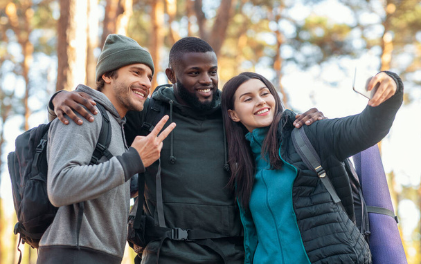 Glückliche Freunde Backpacker machen Selfie auf dem Smartphone - Foto, Bild