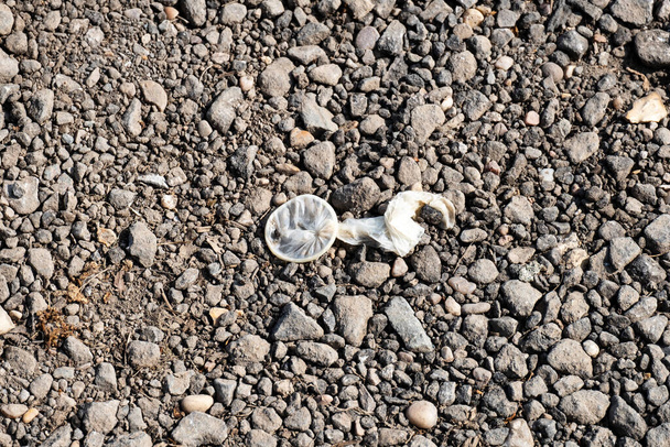 Zahozený použitý kondom na zemi - Fotografie, Obrázek