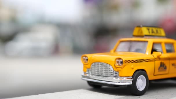 Mini taxi giallo vuoto da vicino, angolo di Harmon, Las Vegas, USA. Piccolo modello di auto retrò su sfondo sfocato. Piccolo giocattolo auto iconico come simbolo di trasporto a fuoco morbido. Centro commerciale offuscata - Filmati, video