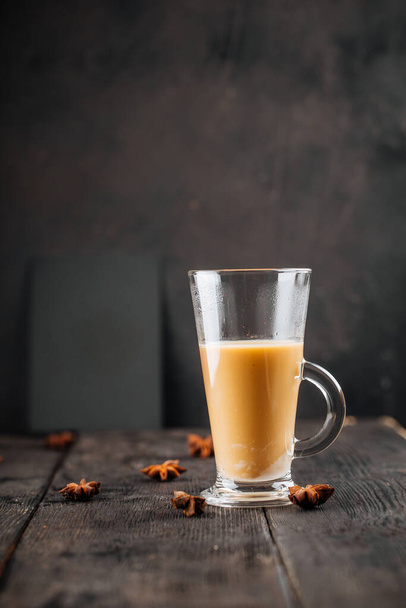 Скляний кухоль з кавою та згущеним молоком
 - Фото, зображення