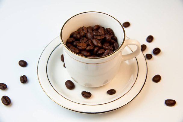 香り高いコーヒー豆とコーヒーカップ - 写真・画像