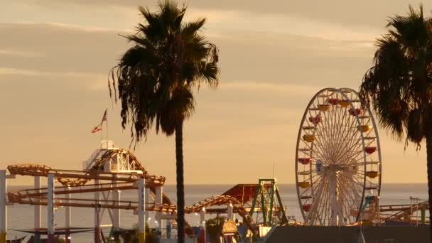 Klasické ruské kolo, zábavní park na molu v zálivu Santa Monica. Summertime California estetický, ikonický pohled, symbol Los Angeles, CA USA. Západ slunce zlatá obloha a atrakce - Záběry, video
