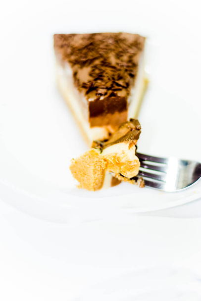 Porção de delicioso bolo de chocolate no fundo branco - Foto, Imagem