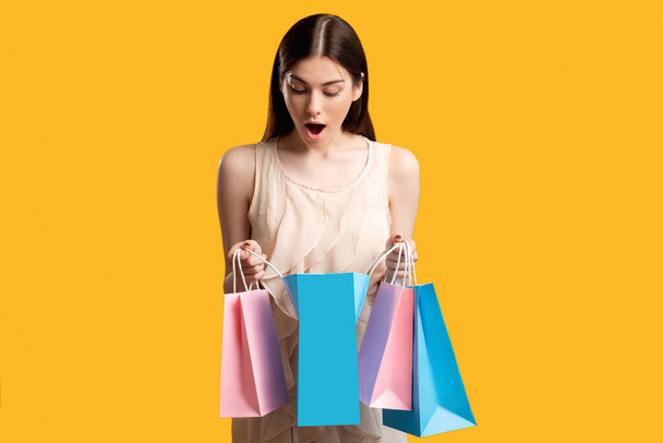 shopping surprise online sale shocked woman bags - Fotoğraf, Görsel